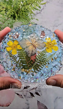 Load image into Gallery viewer, 4.5 inch Round Crackled Crystal Edge Silicone Mold for Resin casting