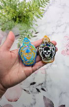 Load image into Gallery viewer, 2.75 inch HOLO Skull Spider Potion Keychain Silicone Mold for Resin