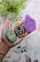 Load image into Gallery viewer, 2.75 inch HOLO Skull Spider Potion Keychain Silicone Mold for Resin
