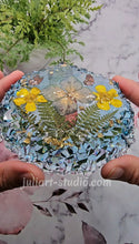 Load image into Gallery viewer, 4.5 inch Round Crackled Crystal Edge Silicone Mold for Resin casting
